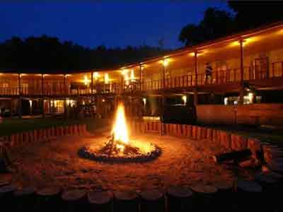 Karen Hill Tribe Lodge soiree autour du feu de camp